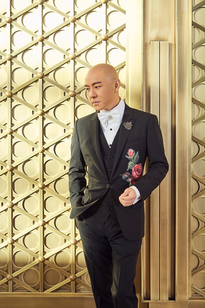 张卫健亮相北影节 主持表演开直播精彩全能