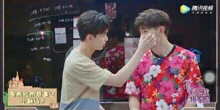 邓伦为弟弟吴磊花式送高考祝福，一个手势暗藏特殊意义