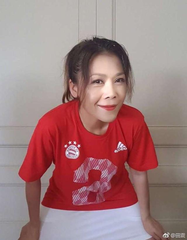 52岁田震近照,患病后满头白发,与丈夫结婚20年却无子女!