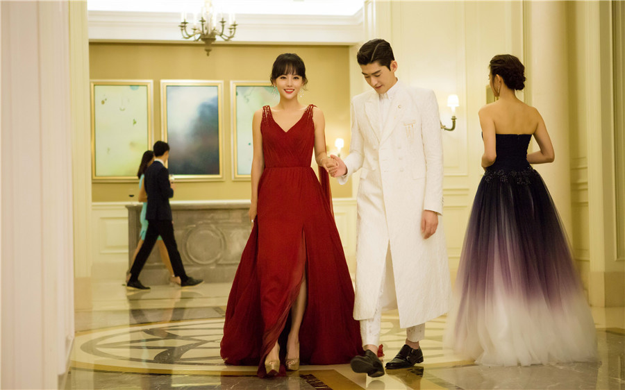 回忆杀! 张嘉倪微博晒红裙照 美艳依旧惹网友泪