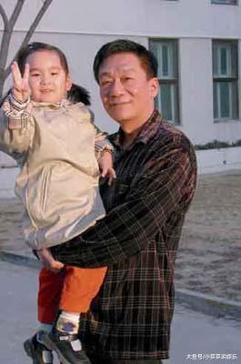 抛弃患难妻子, 娶了侯耀文老婆为妻, 如今57岁还一直被骂