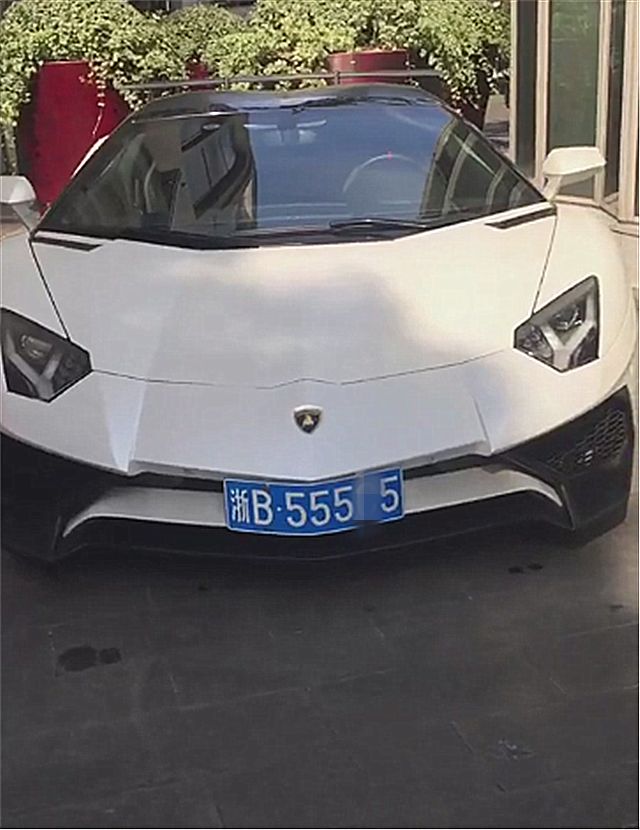 宁波现900万兰博基尼,看到车牌那一刻,即便开迈巴赫也