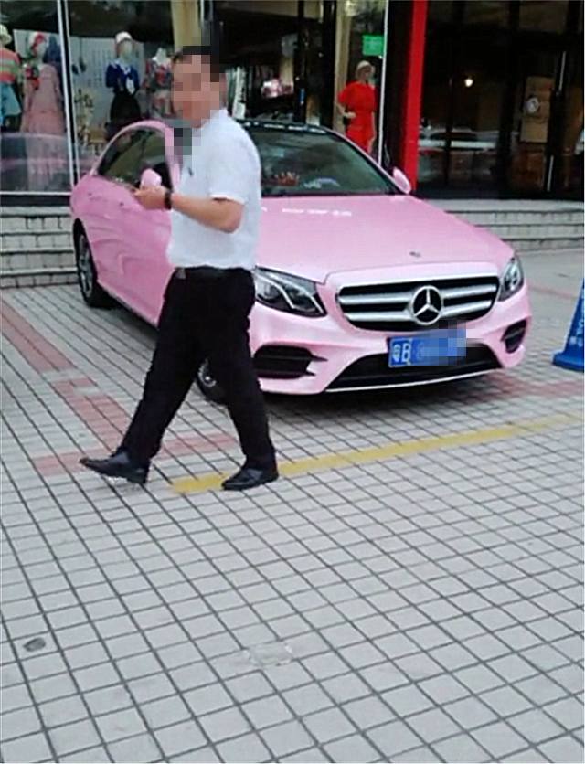 深圳街头偶遇一辆30万奔驰C级，看到车漆那一刻，就知车主性别！
