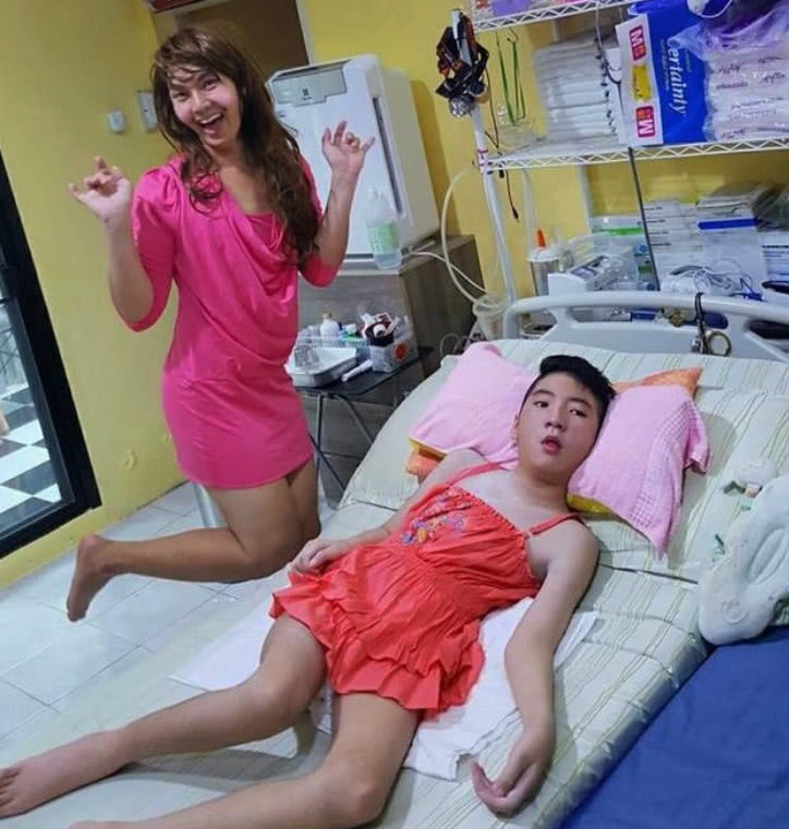 男孩吃饭被呛成植物人,父亲费尽心思唤醒他:甚至扮成女人刺激他