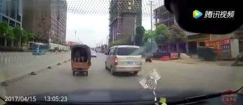 司机老远就开始踩刹车，反被电动车一顿埋怨