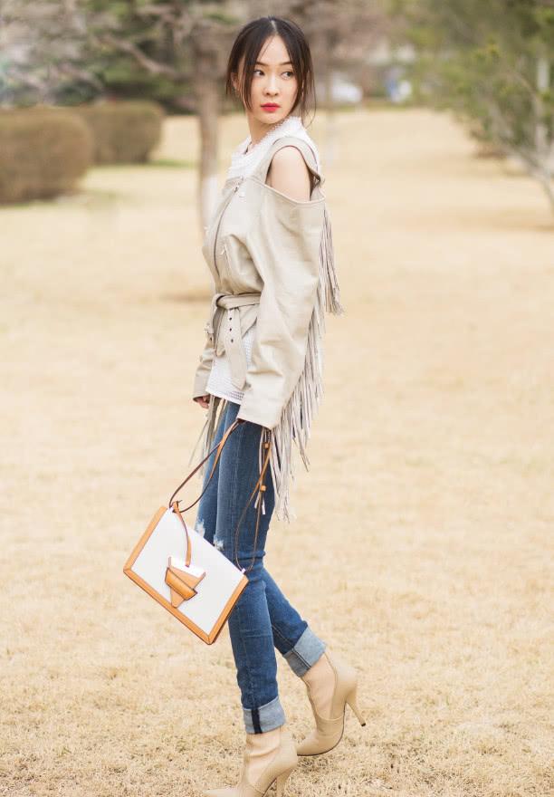 霍思燕穿白衣搭牛仔裤,37岁少女感十足