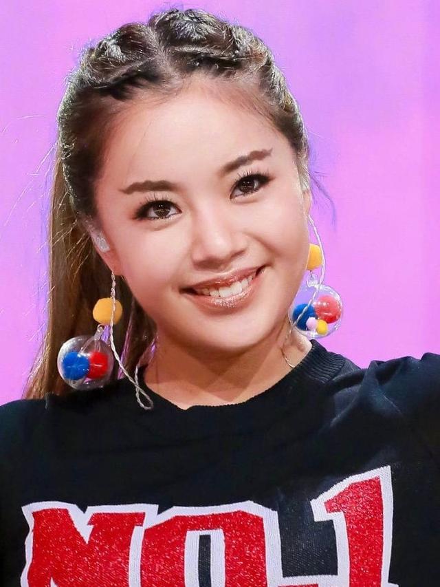 101小姐姐妆发升级 王菊波浪眉抢镜刘人语眼影