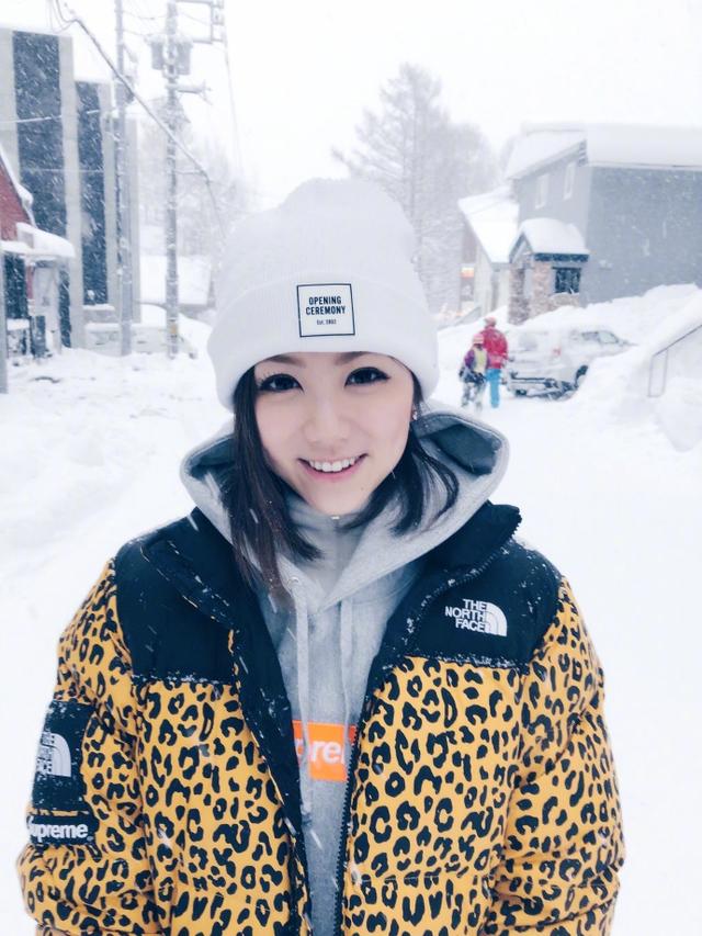 邓紫棋一个优秀的女歌手,90后的她应该是更多