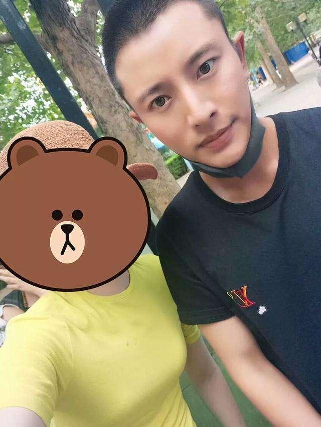 贾乃亮带甜馨公园游玩被偶遇,全程不见李小璐