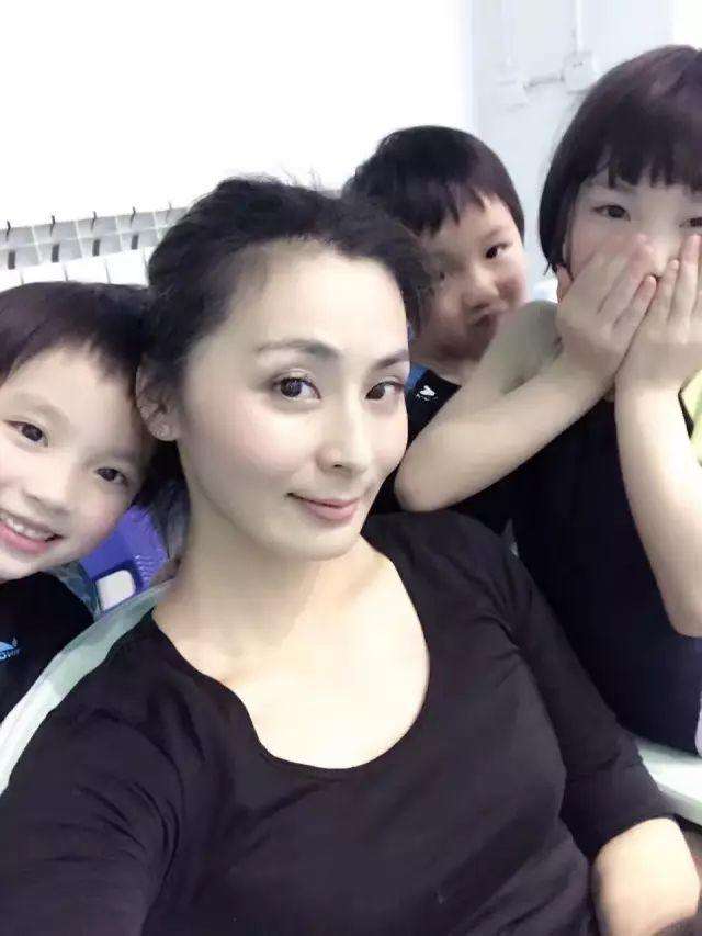 跳水女神华丽变身国际裁判 42岁魔鬼身材仍似