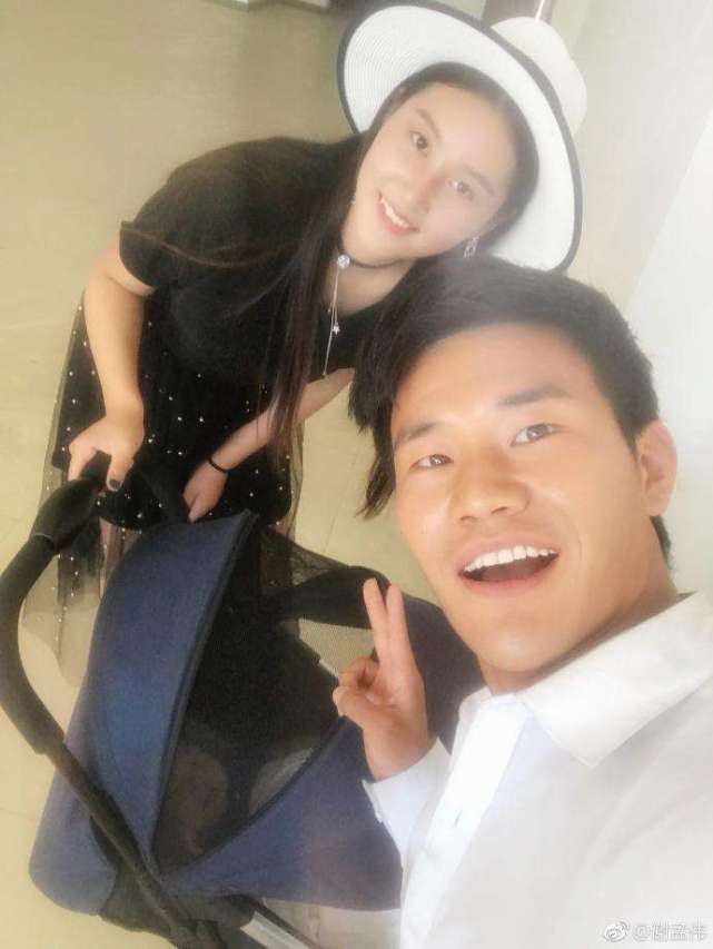 导演嘎子哥晒老婆探班照, 网友: 不用担心他成第二个王宝强了