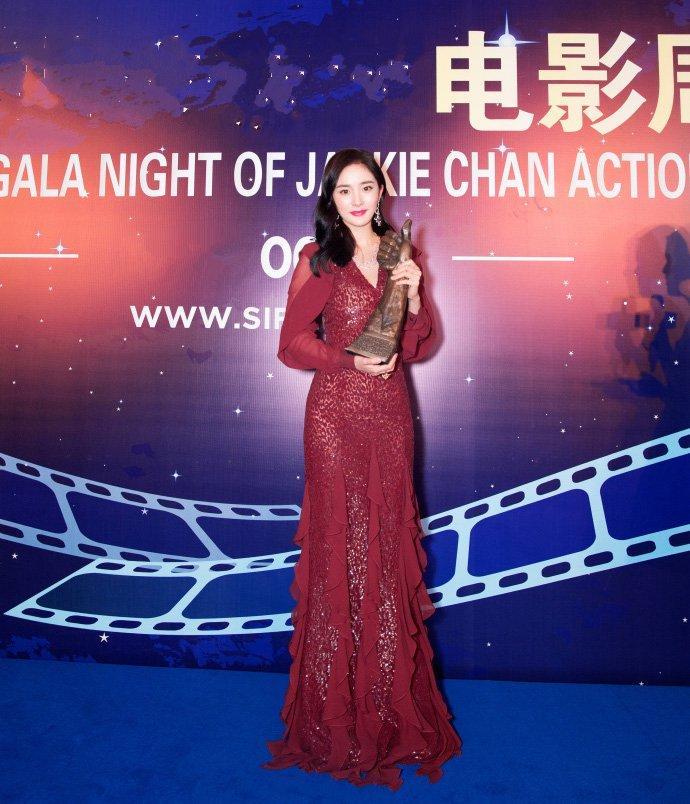 杨幂真牛!为秀凹凸身材连衣裙不是一般的紧身