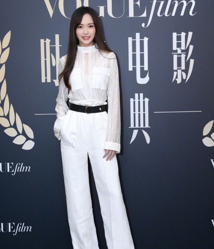 唐嫣全身像裹着个"绣球",仔细看脖子,戴着的不就是条"