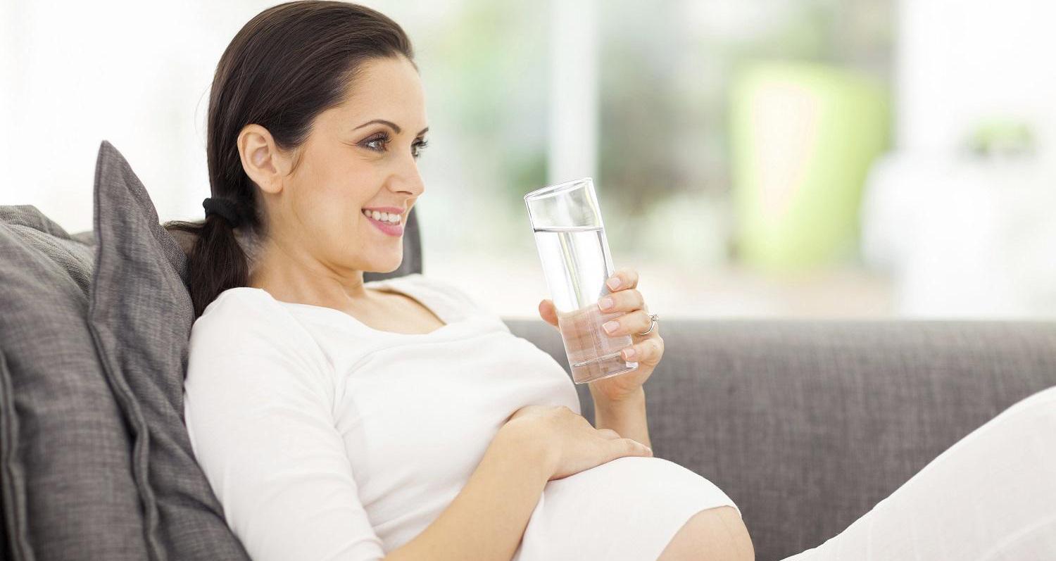 孕妇喝水越多越好吗?