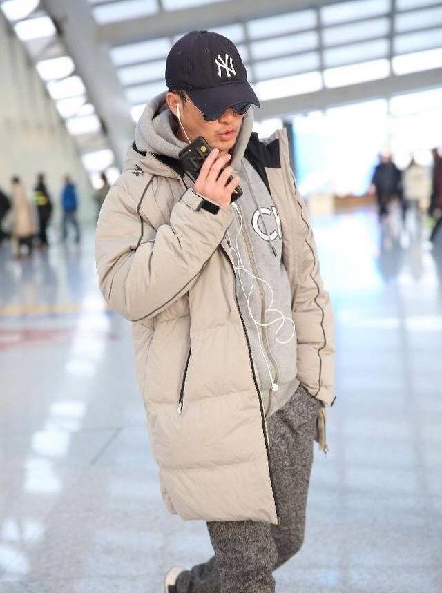 吴京低调现身机场爷们十足