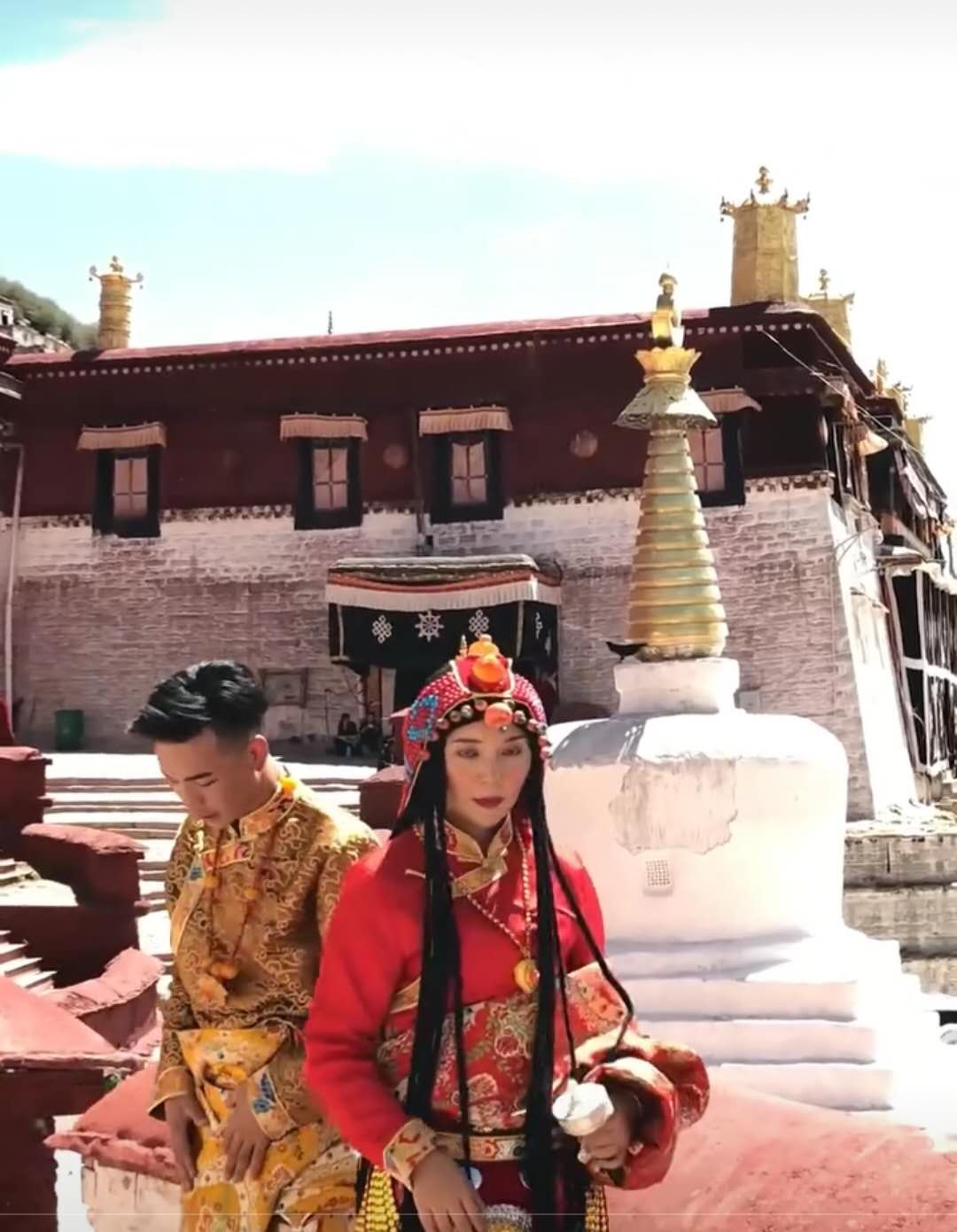 西藏旅拍：让人羡慕的藏族情侣，婆婆亲自为她做全套的藏服__凤凰网