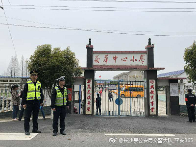 抓好校园周边交通安全整治工作