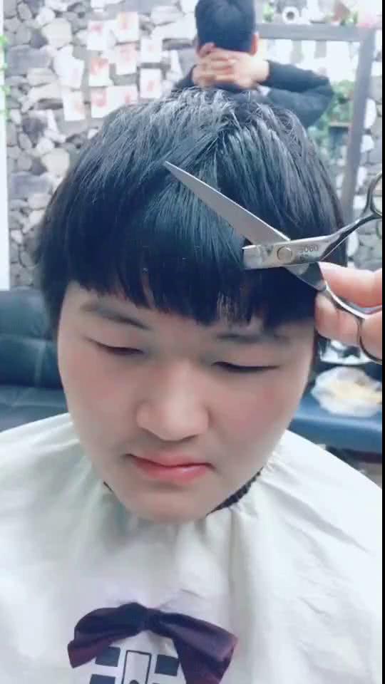 胖子理发什么发型好看,最适合胖子的发型男生 胖小伙去理发店剪头发,改了新发型以后,感觉脸变小了一圈