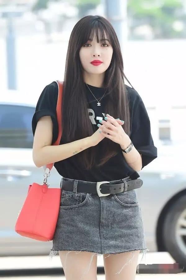 金泫雅穿5千的鞋,却带着90年代的老裤带,网友