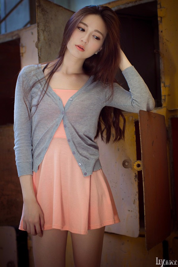 美女美图:清纯长腿美女户外性感自拍图集(图1) 美女美图:清纯长腿美女户外性感自拍图集(图1)