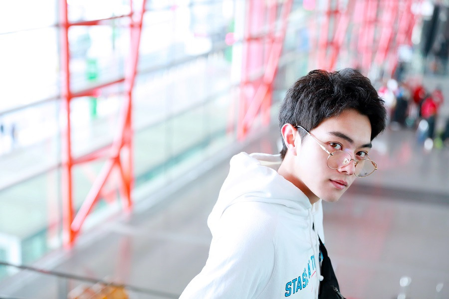 许凯机场街拍曝光 犬系少年奶酷十足