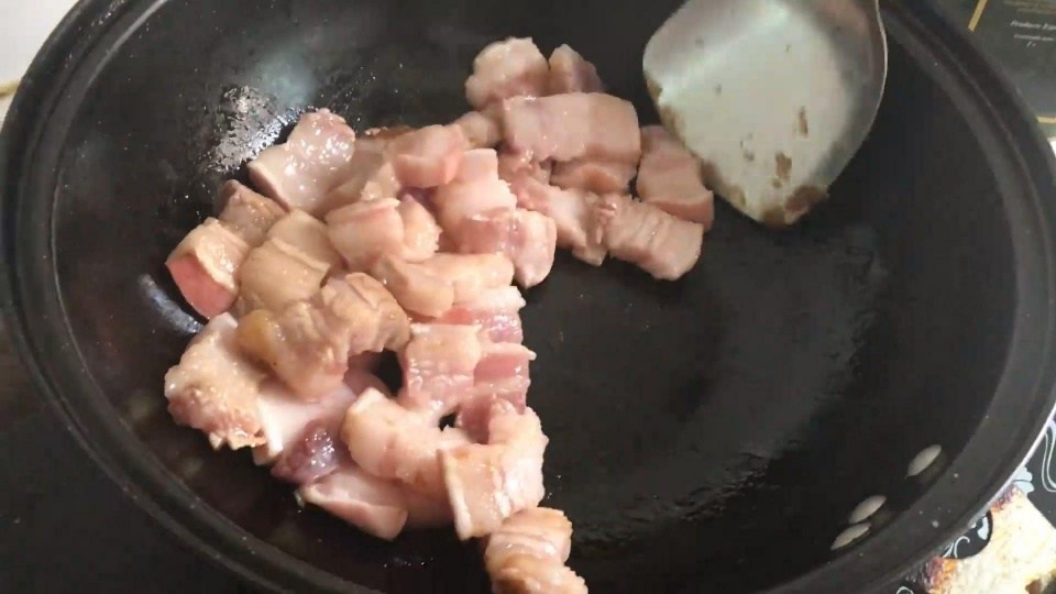 这样做出的红烧肉,颜色鲜美肥而不腻,挑食的女儿都经常喊着要吃