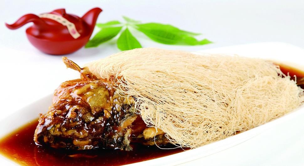 鲤鱼焙面,是河南开封当地一道的传统名菜,也是豫菜十大名菜之一