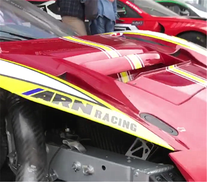 法拉利458在赛道上出事故，看到车内材料时，网友称：损失百万