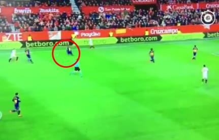 巴萨禁区9V4也能失守,看看梅西怎么防,回追50