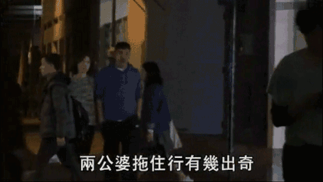 就算在拥挤的餐厅,两人也能旁若无人的开心聊天.