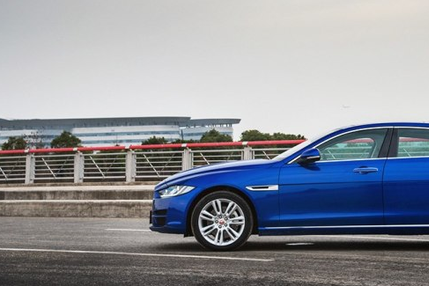 宿敌较量：看过真实成交价后，你再决定豪华运动轿车谁更值？