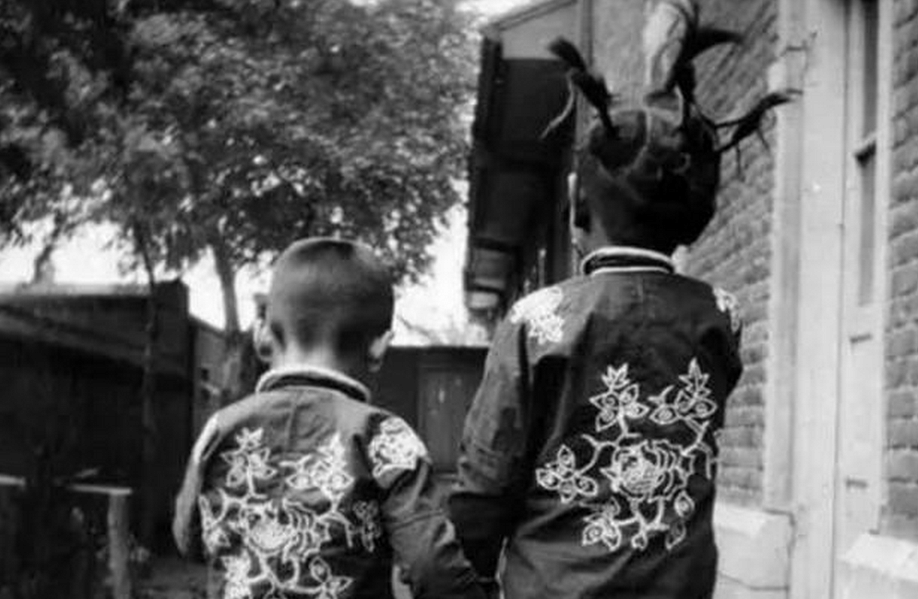 老照片: 实拍70年代的中国式春节, 穿新衣放鞭炮