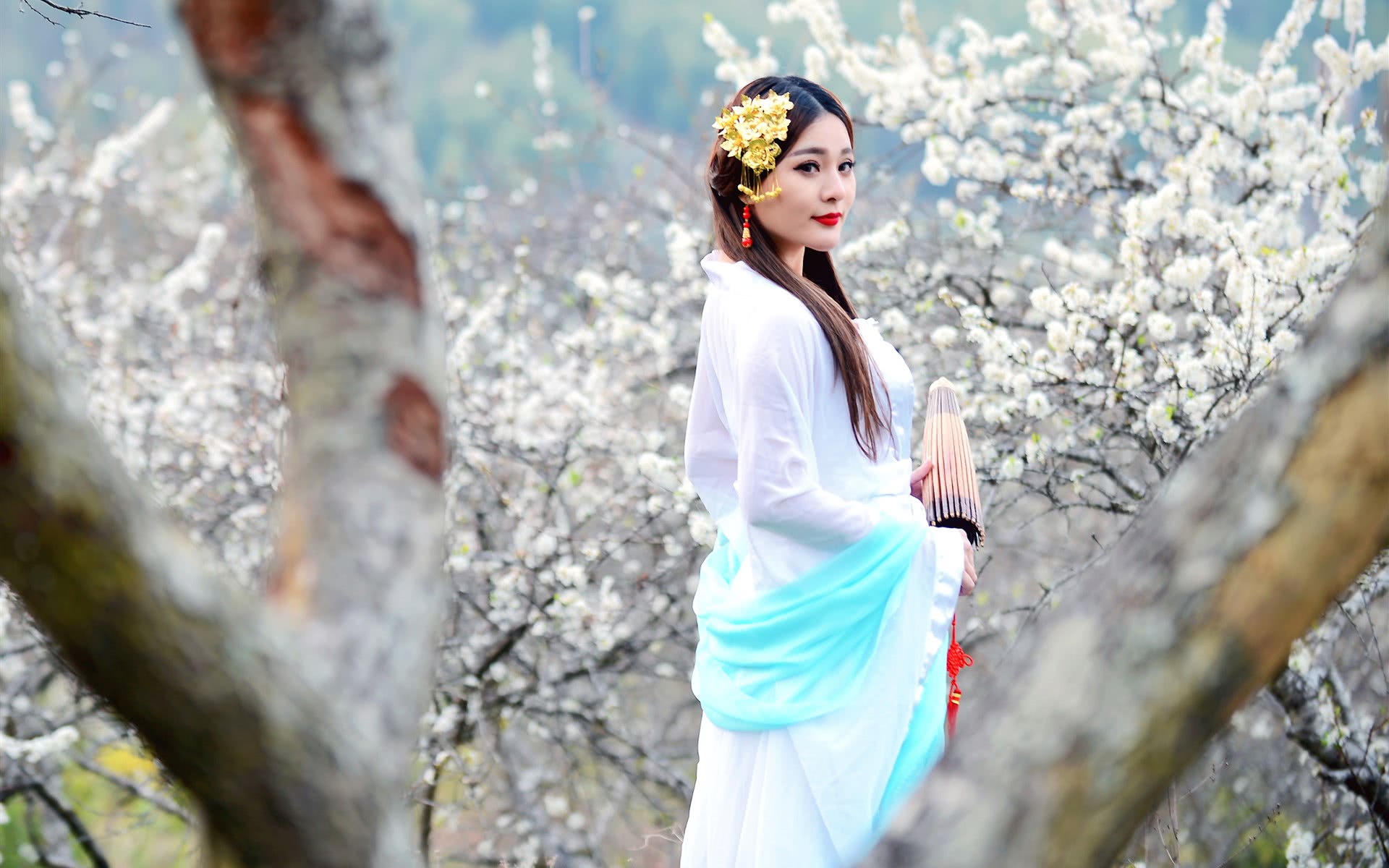 读睡精选古诗词 花馨飘逸袅婵嫣,蜂蝶缠情羞涩