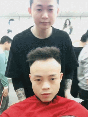 搞笑gif动图:这一天的防住上面,没防住下面!疼死我了!