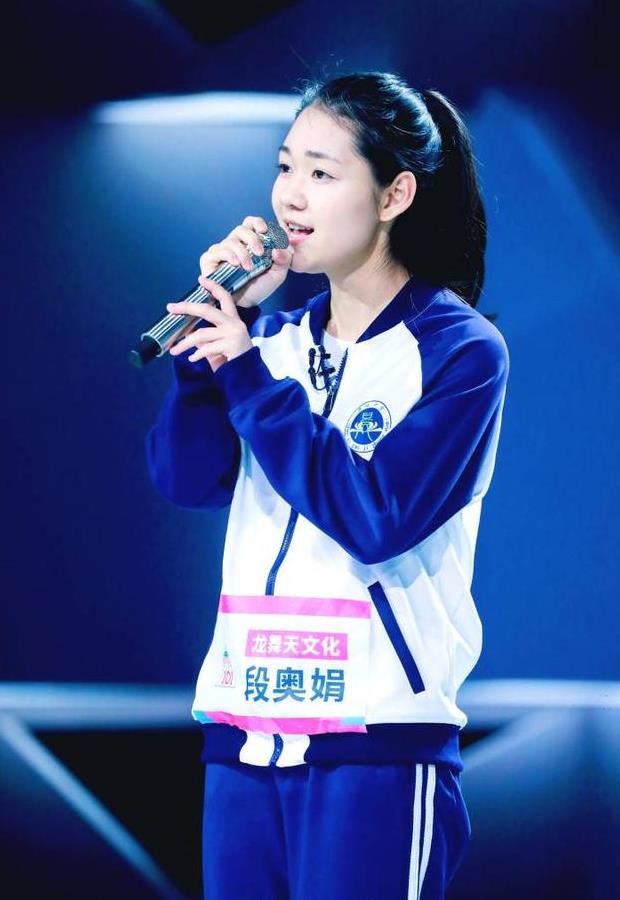 《创造101》中穿着校服一脸清纯的她,被称被