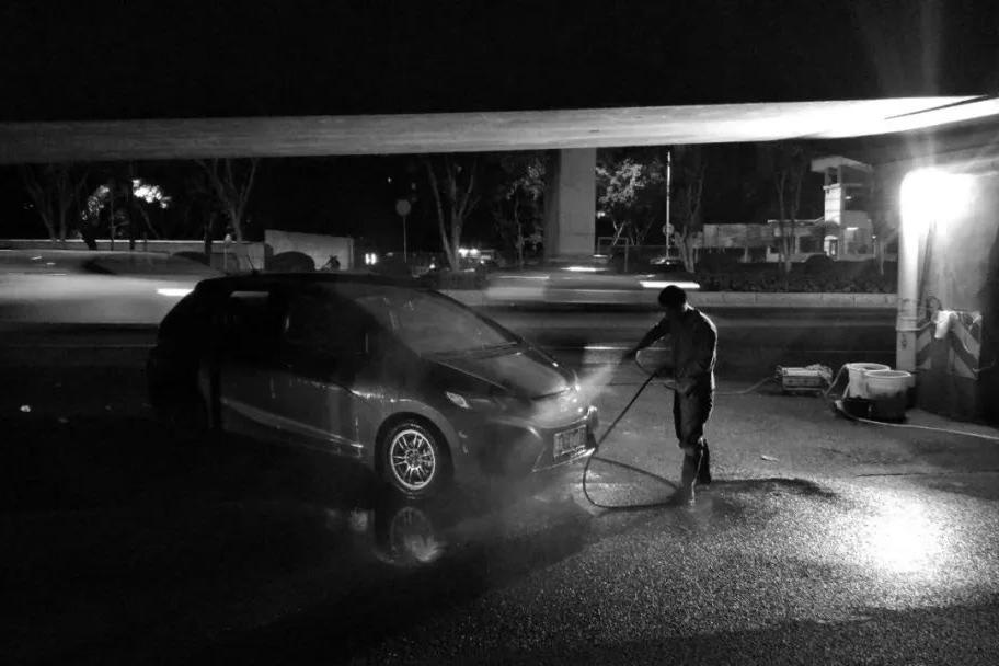 那些被折叠的凌晨洗车的人