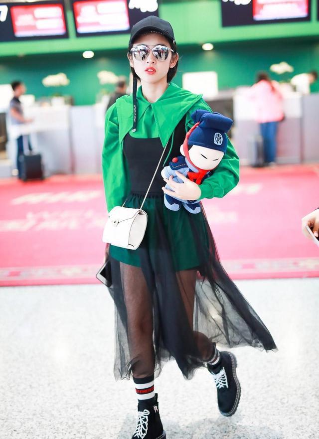 唐艺昕的绿衣搭配黑色纱裙很潮,她对袜子也有