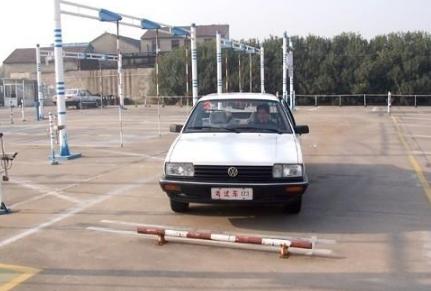 学员:为什么在驾校练车教练不让打空调?