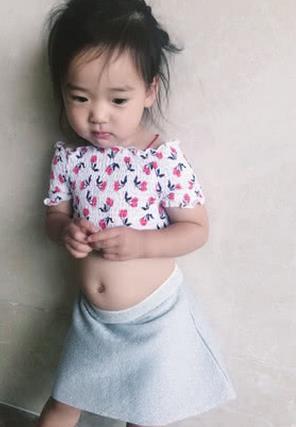 董璇晒女儿近照疑暗示病情好转,高云翔被曝患抑郁症换监狱治疗。