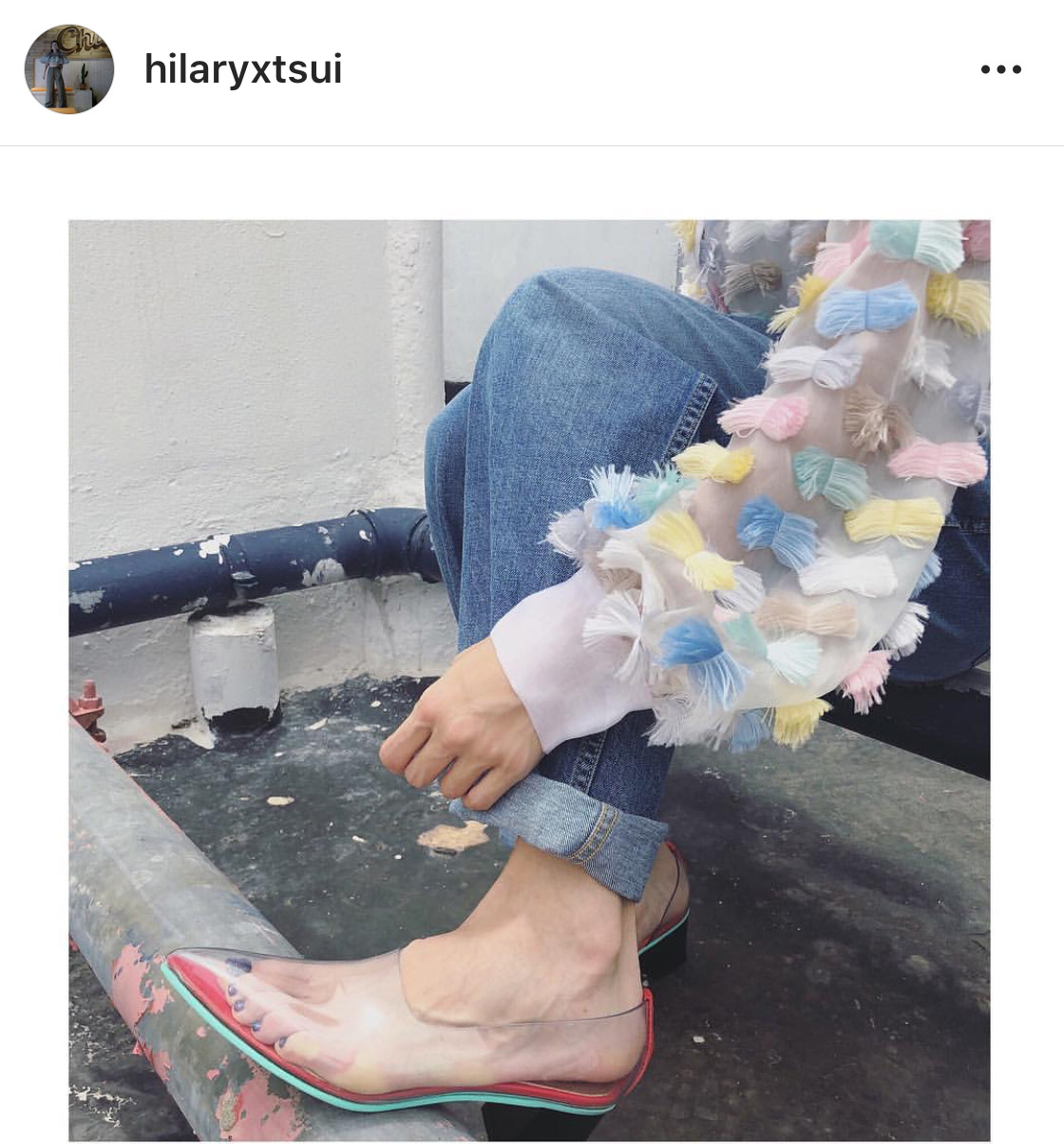 徐濠萦将世上最丑的鞋都穿到脚上?几乎分不出来哪一双