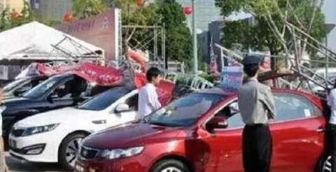 汽车销量迎来泡沫危机，库存堆积如山，专家：老百姓变理性了