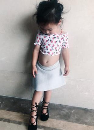 董璇晒女儿近照疑暗示病情好转,高云翔被曝患抑郁症换监狱治疗。