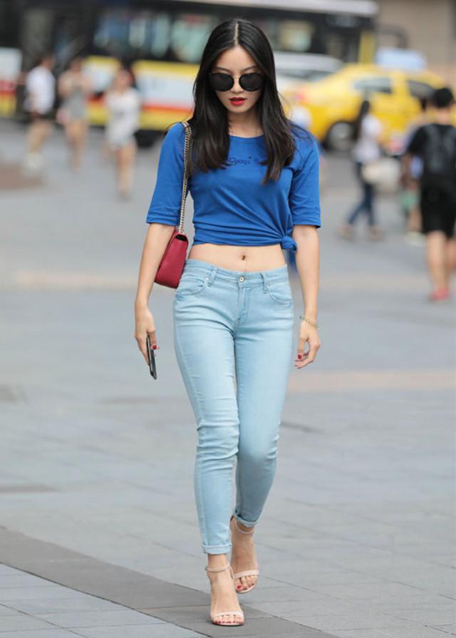 路人街拍,黑色连衣裙搭配黑色高跟鞋,这样打扮