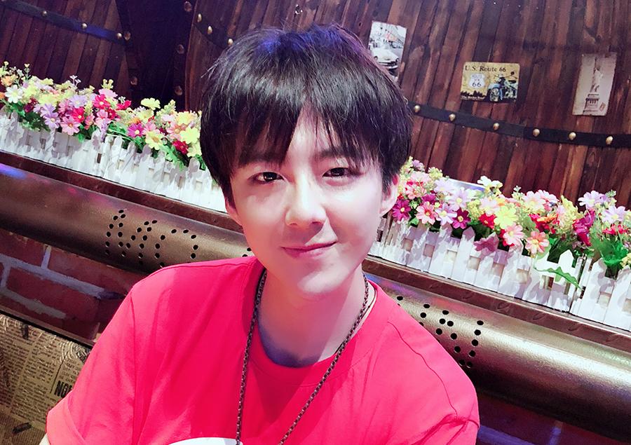 摩登兄弟刘宇宁粉色T恤装，比女生还粉还可爱!却露出了这个缺点