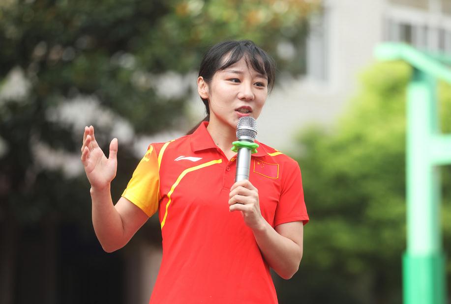体操女王邓琳琳体重仅62斤,退役后美得认不出,与儿童合影太尴尬