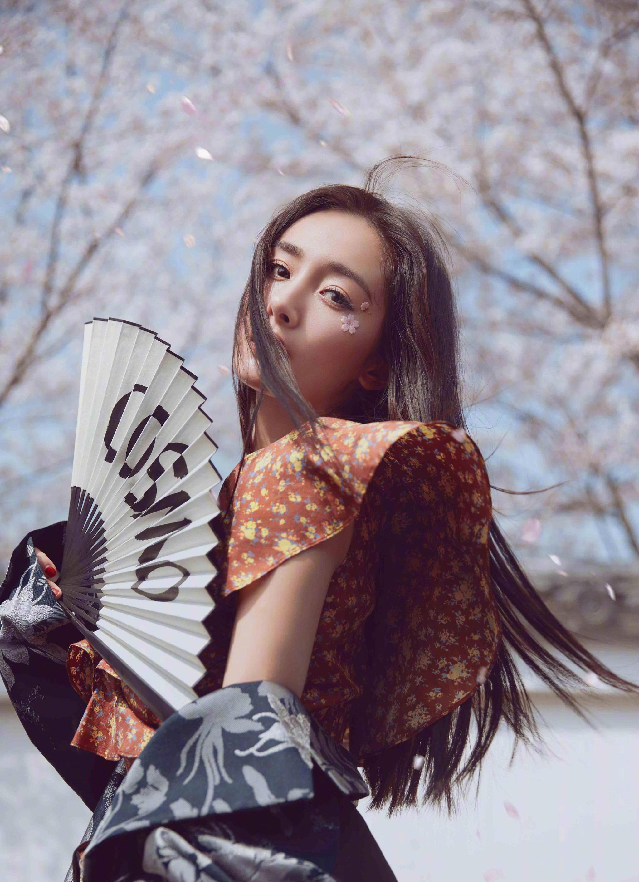 杨幂登上马来西亚PIN杂志,三大封面,被樱花杨幂美到