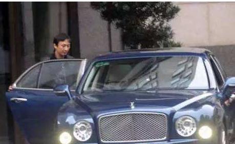 这个蓝色劳斯莱斯车主, 王思聪都觉得他厉害, 保镖随身跟从!