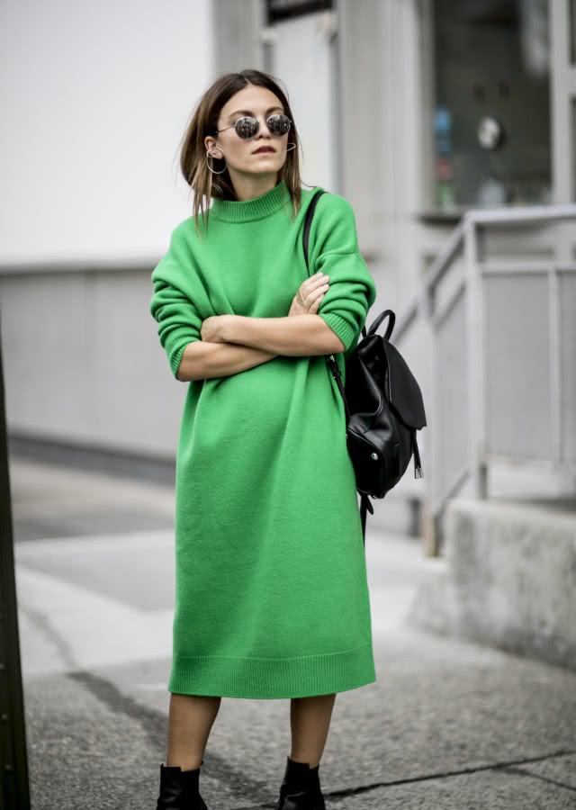 穿过膝长款毛衣怎么搭配鞋子 提升时尚指数只