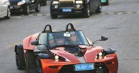 周立波全球仅此一辆的限量跑车，方向盘要随身带