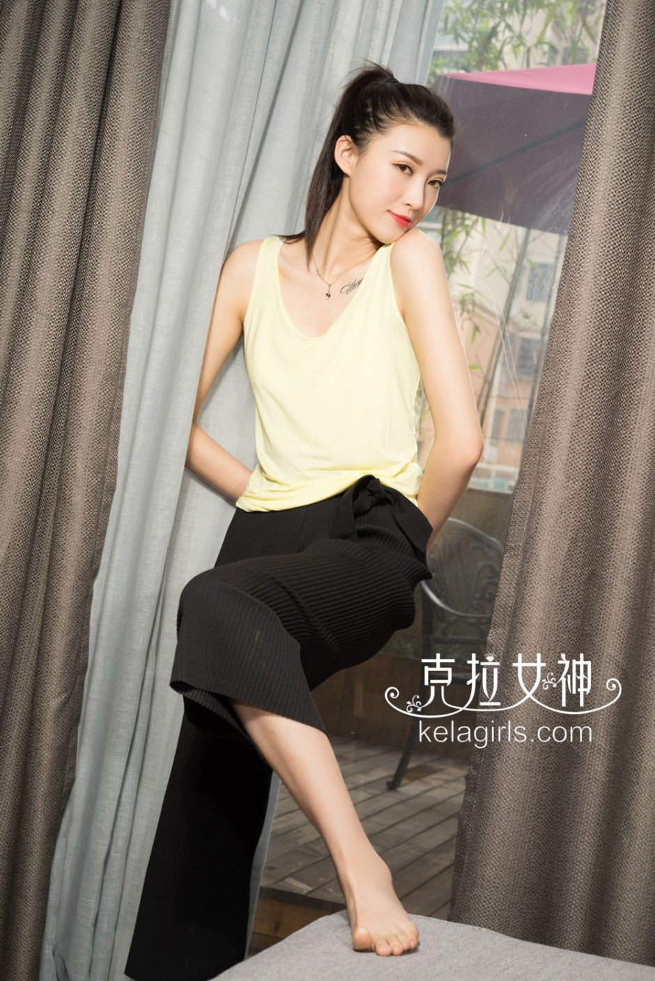 黄色背心气质御姐克拉女神赵雨静美足私房写真